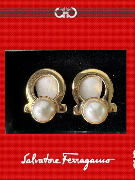 Ferragamo vintage Gancini pearl earrings with COA EUC - Picture 1 of 15